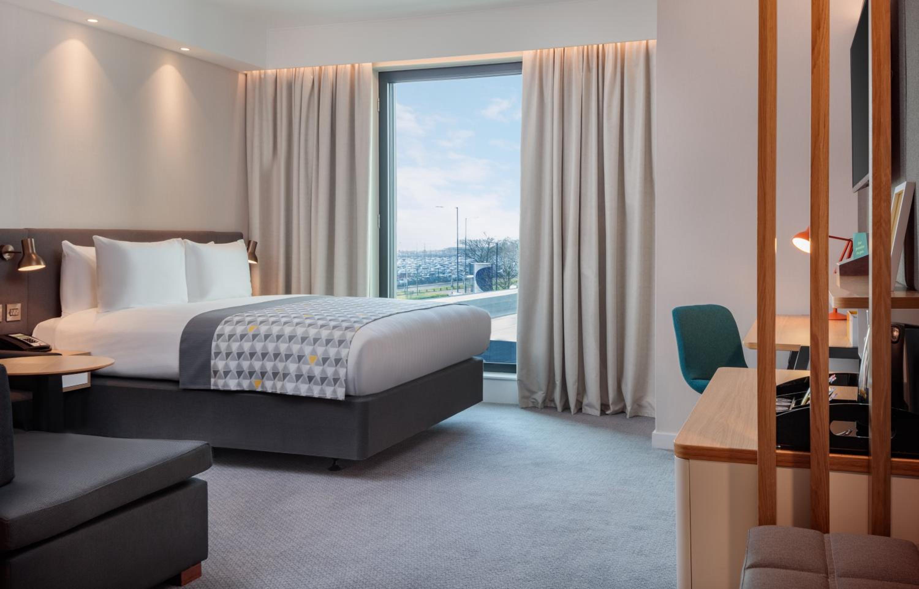 غرفة قياسية بسرير كوين مع أريكة لذوي الإعاقة