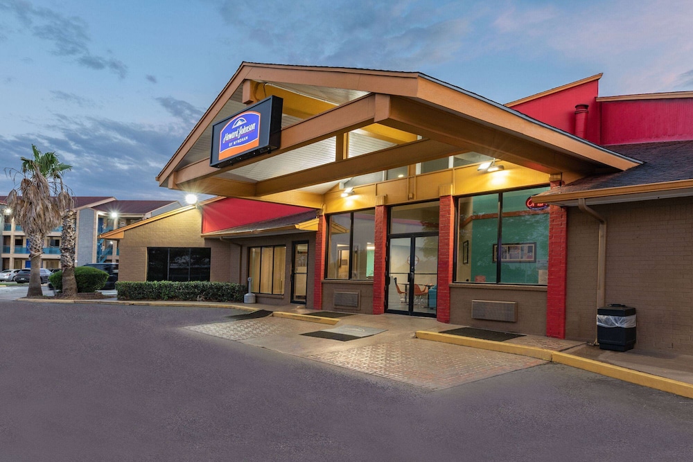 Howard Johnson by Wyndham Houston Hobby Airport 56/61
