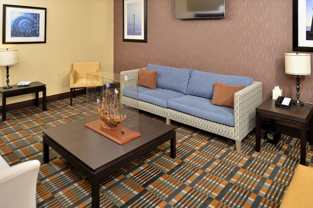 Holiday Inn Express and Suites Peekskill-Lower Hudson Valley 37/55
