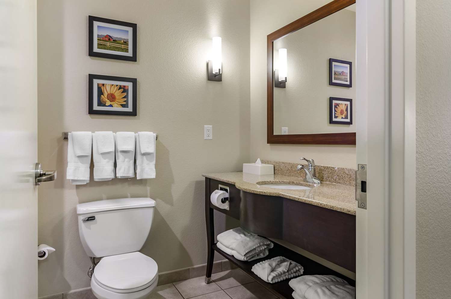 جناح بسريرين كوين، Comfort Suites Helena Airport 2/2