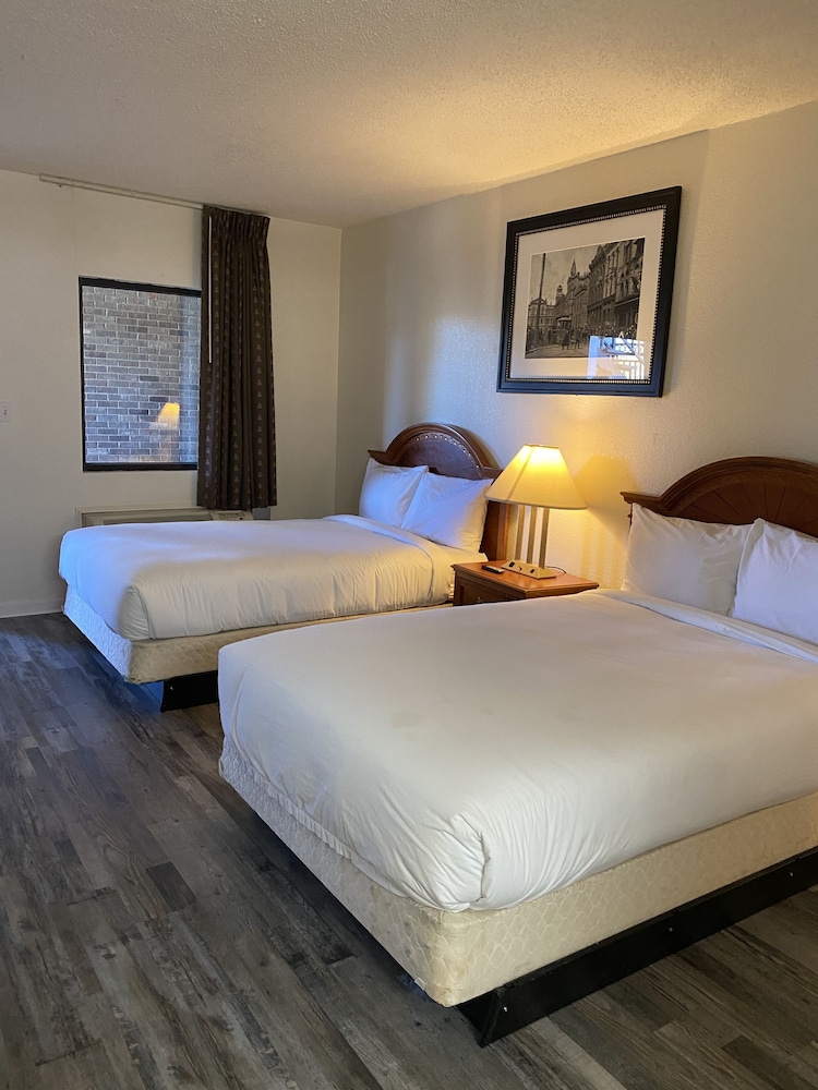Travelers Place Inn & Suites 13/73