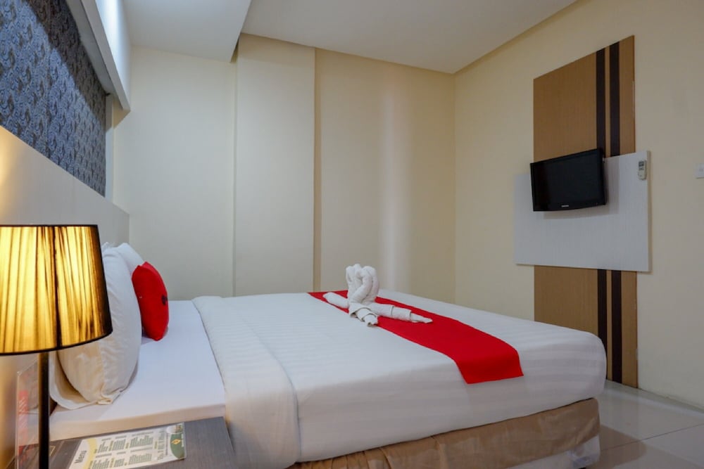 RedDoorz Plus near Hotel Benua Kendari 12/23