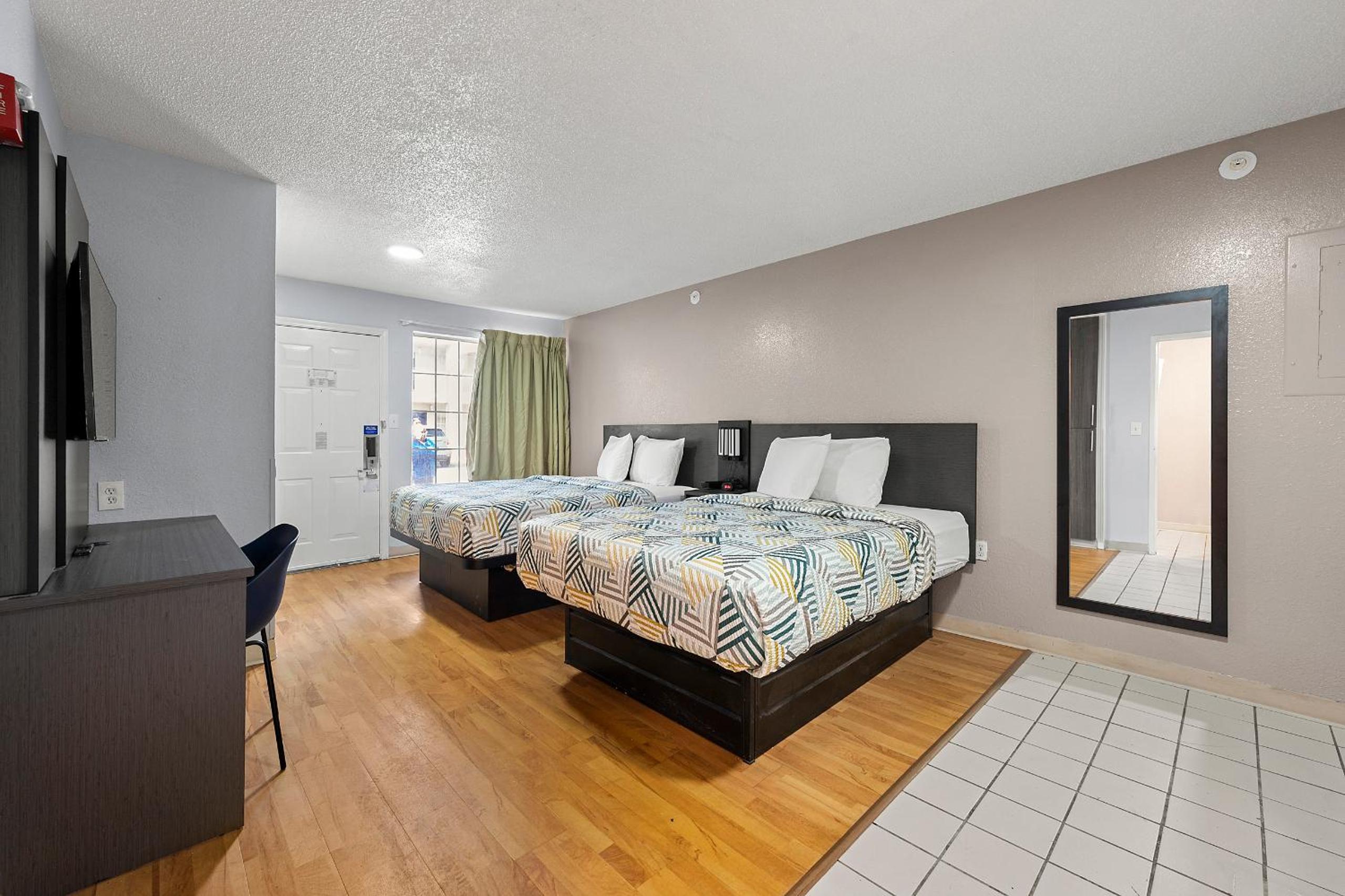 2 Queen Beds - ADA/Roll-In Shower, Nsmk