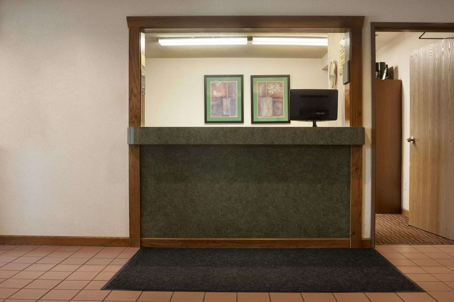 Super 8 By Wyndham Peoria 3/31