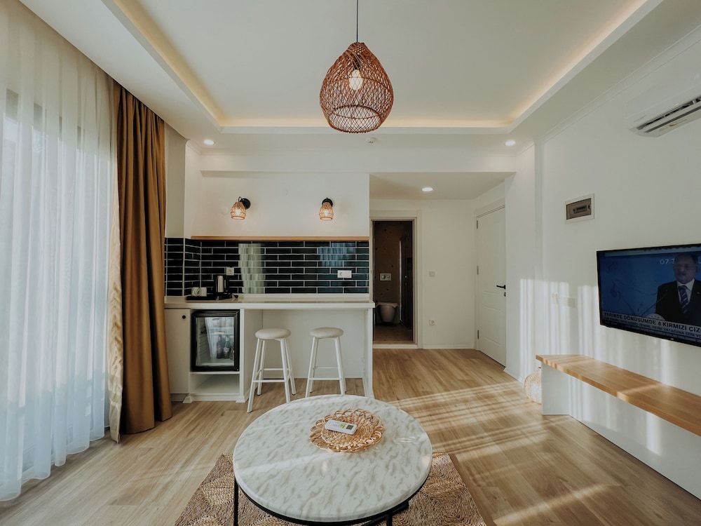 Marla Suite 10/50