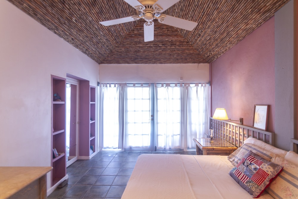 Bequia Beachfront Villa Hotel 56/83