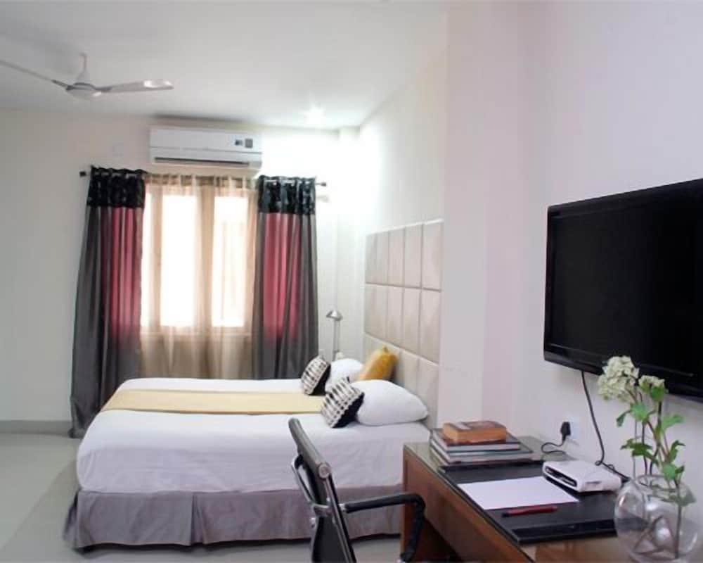 Hotel At Home Suites 14/40