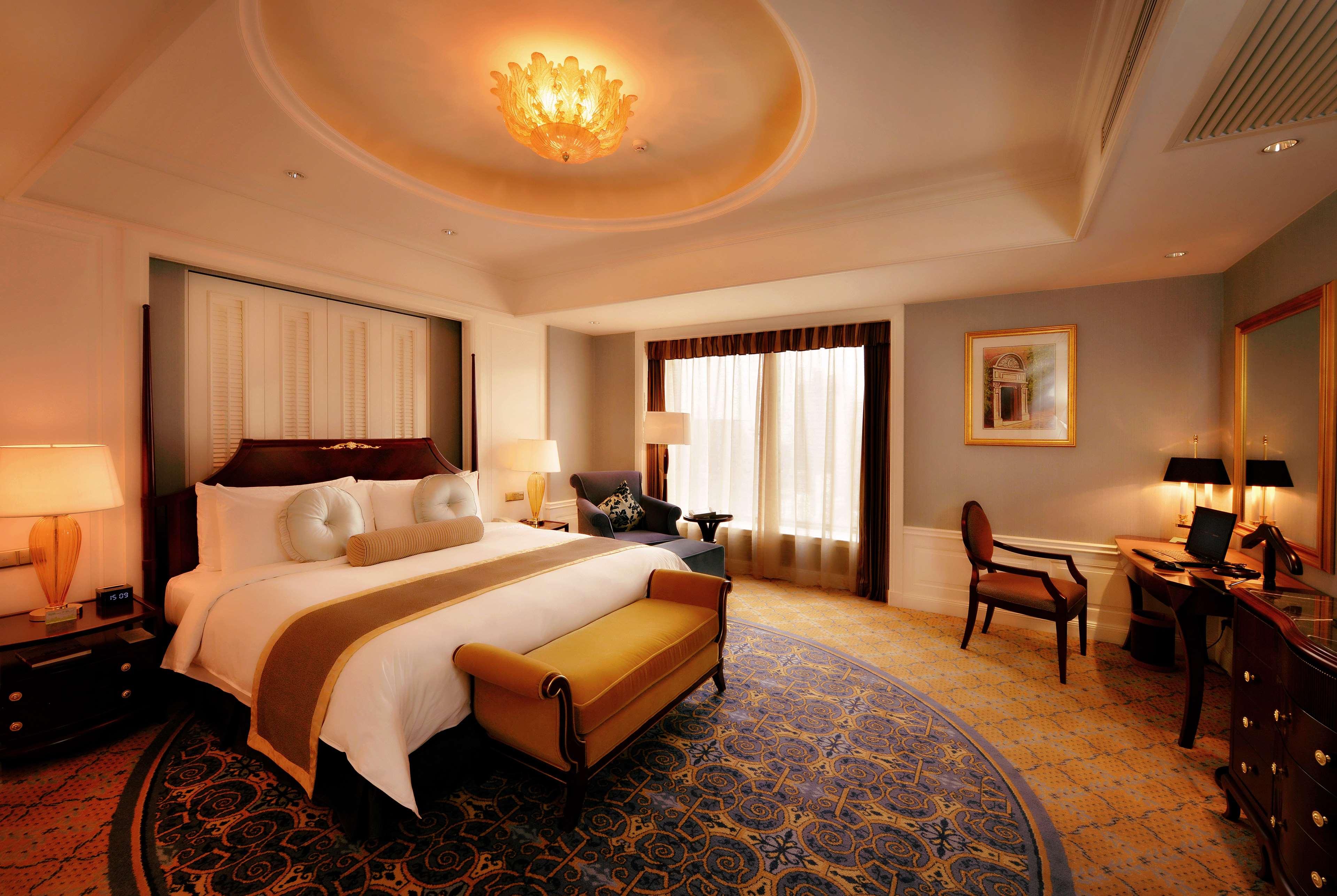 Executive, Suite