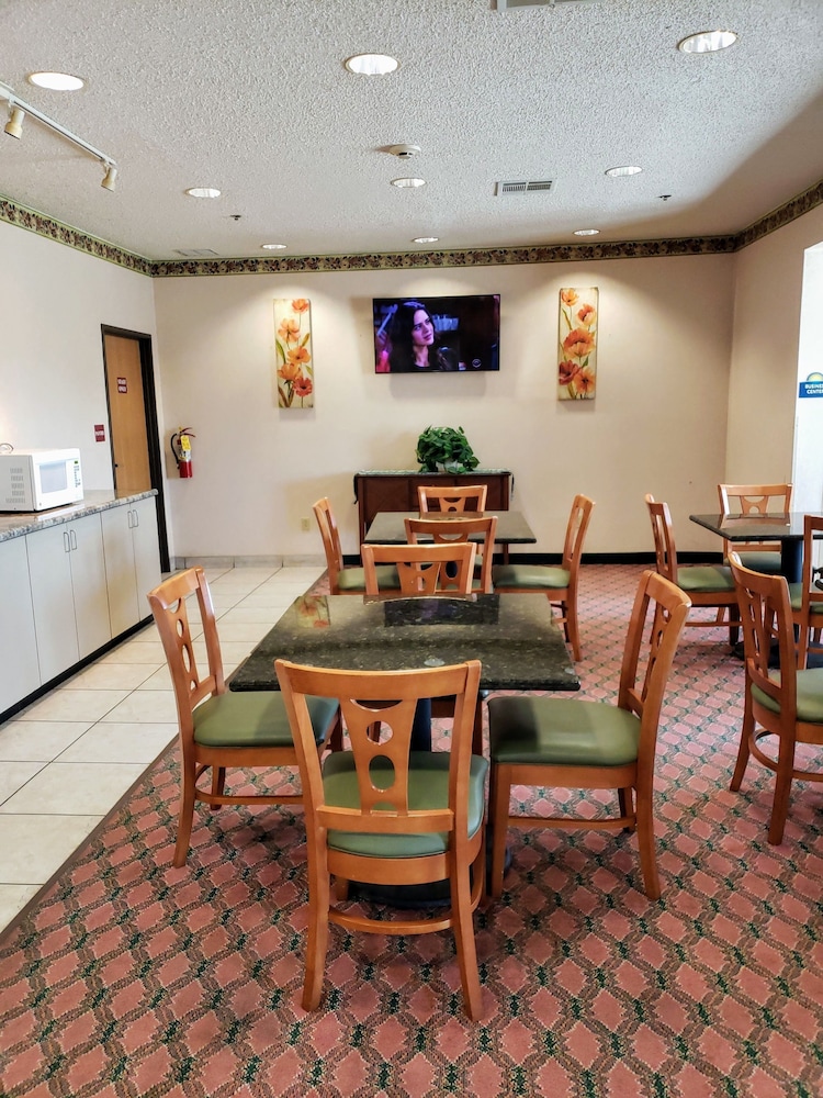 Days Inn By Wyndham Jefferson City 19/24