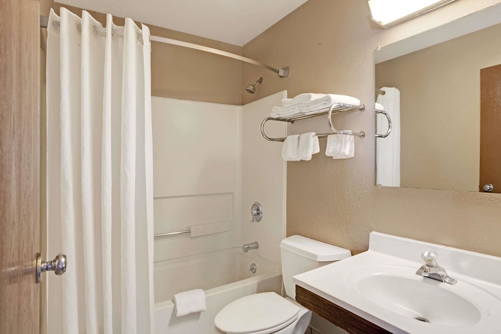 Super 8 By Wyndham Nashville/ Dntn/ Opryland Area 11/25