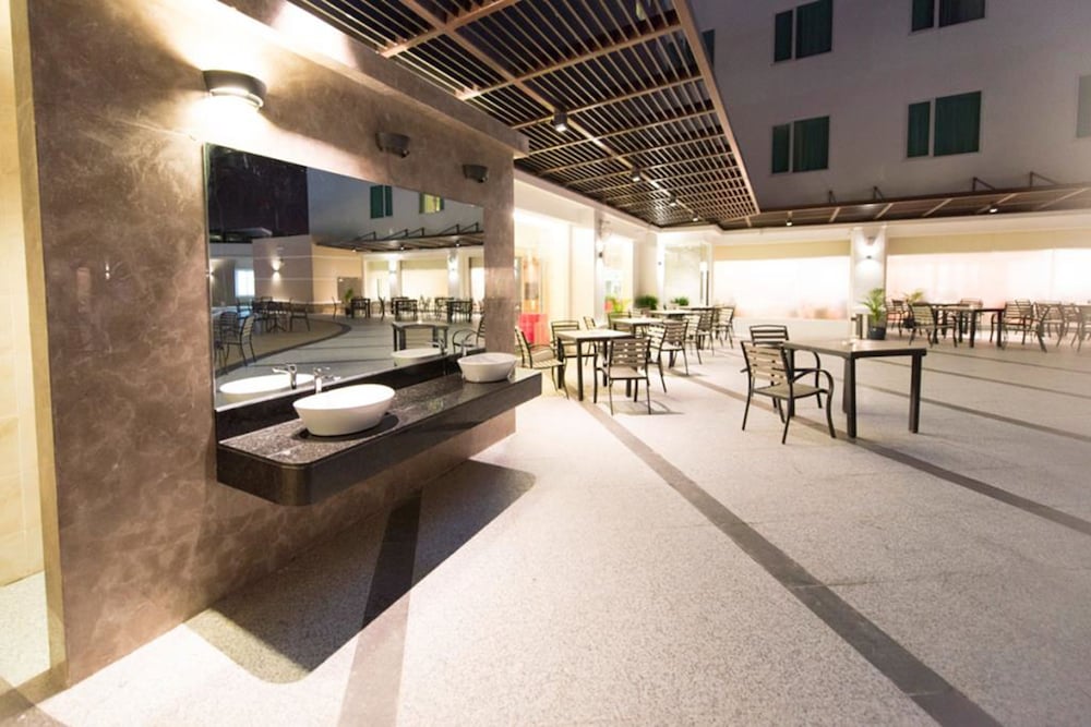 Nu Hotel 19/25