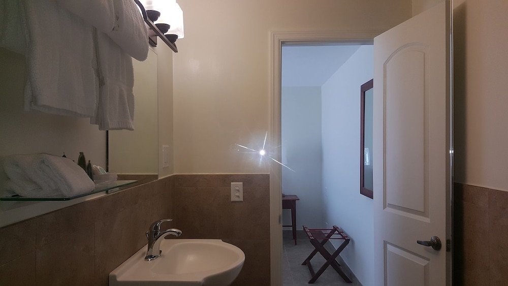 Le Cabanon Motel 47/50