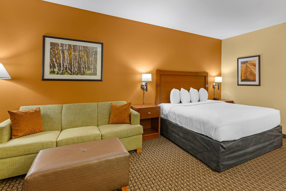Efficiency, Suite, King Bed, Sofa, Accessible