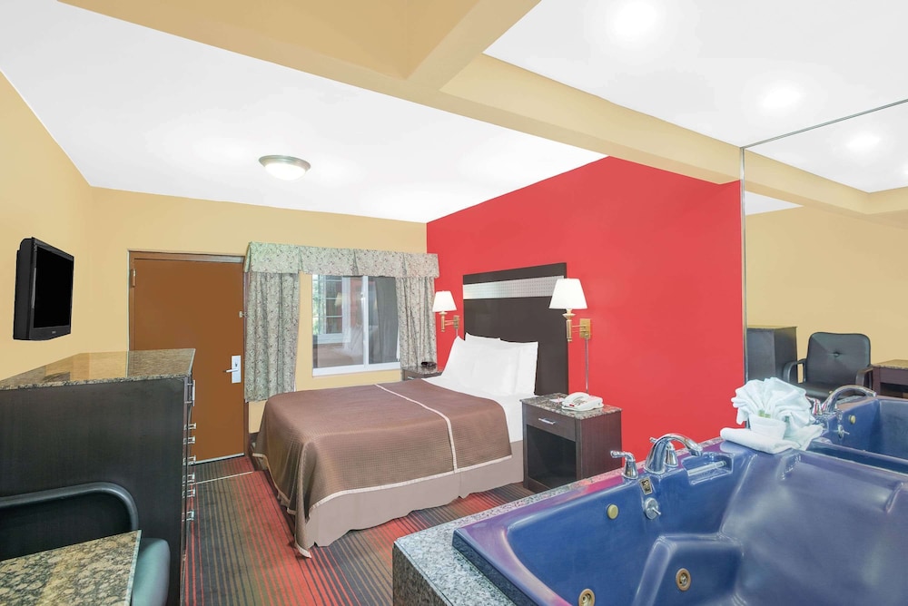 Howard Johnson by Wyndham North Bergen 7/21