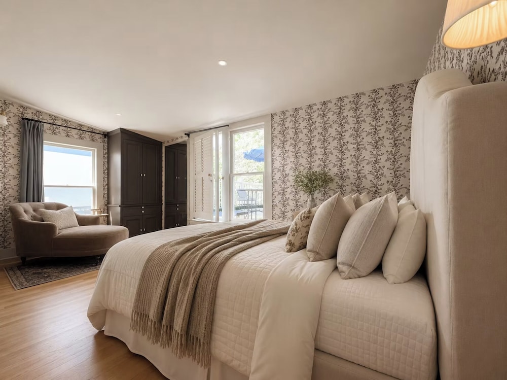Sun Room, Superior, Queen Bed, Garden View, Balcony