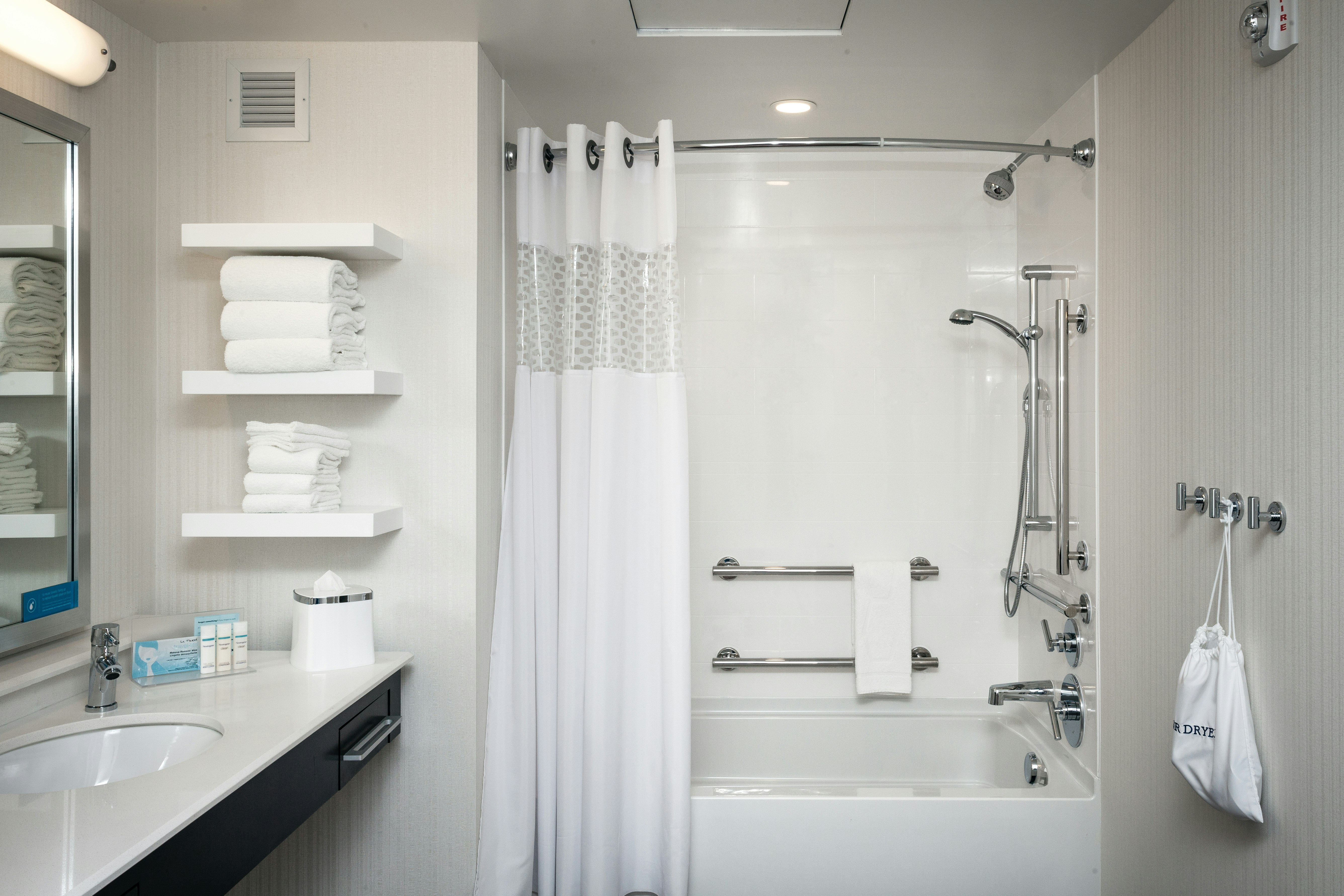 غرفة بسريرين كوين بحوض استحمام، Hampton Inn Suites By Hilton Seattle Northgate 4/4