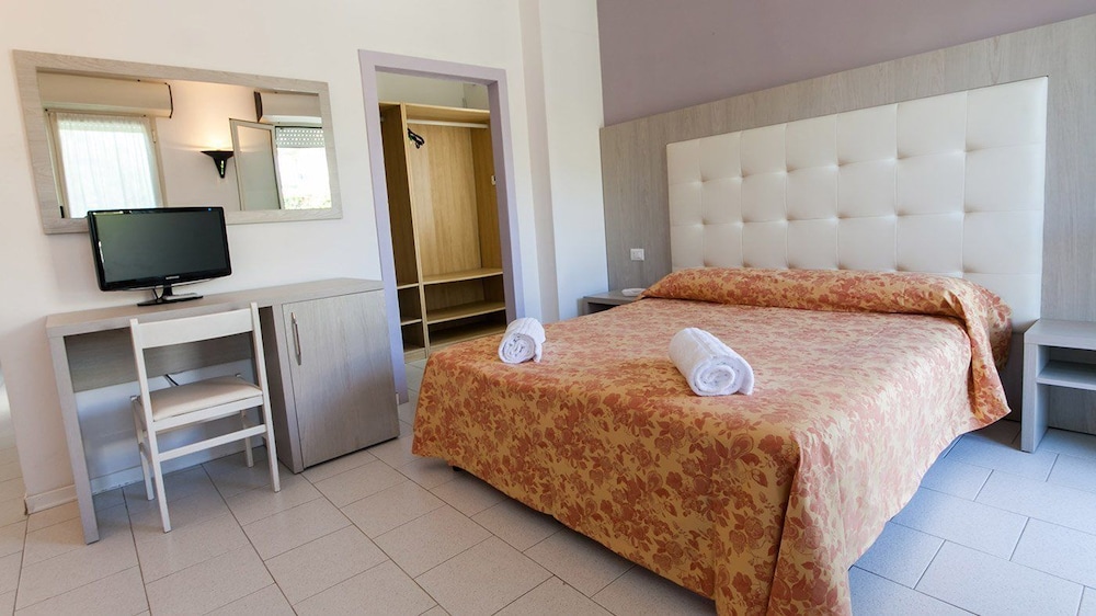 1 BEDROOM, BASIC, DOUBLE OR TWIN BED, BALCONY