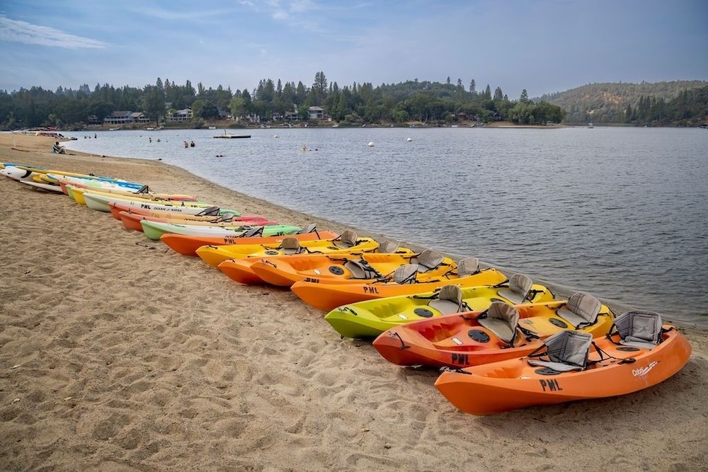 Star of the Mountain - The Star of Your Vacation by Yosemite Region Resorts 11/35