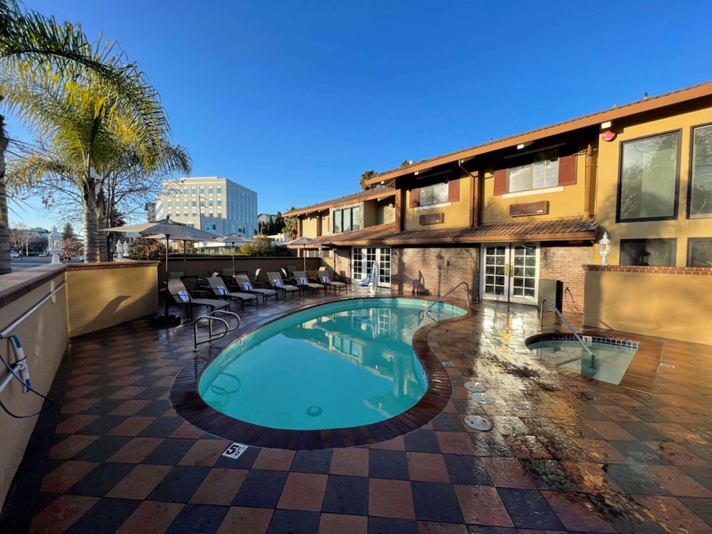 Surestay Plus Hotel By Best Western Mountain View 3/70