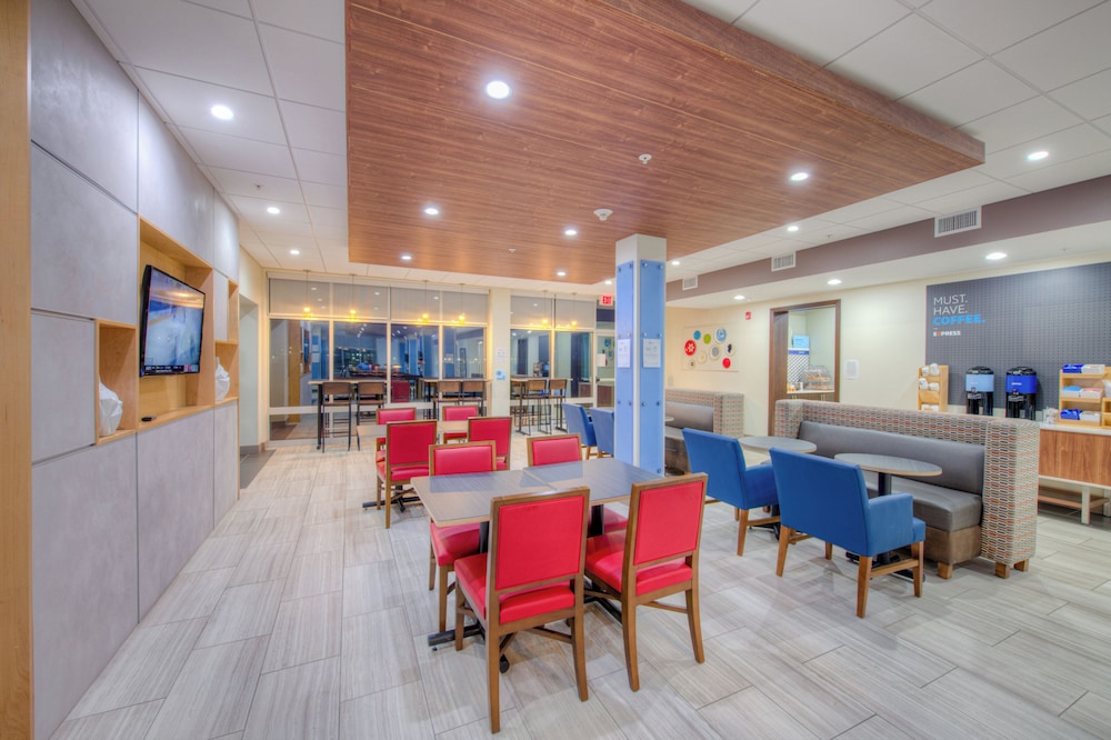Holiday Inn Express & Suites Remington 36/49