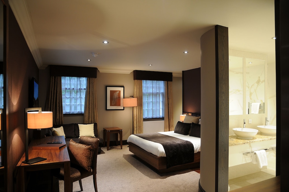 Busby Hotel 36/47