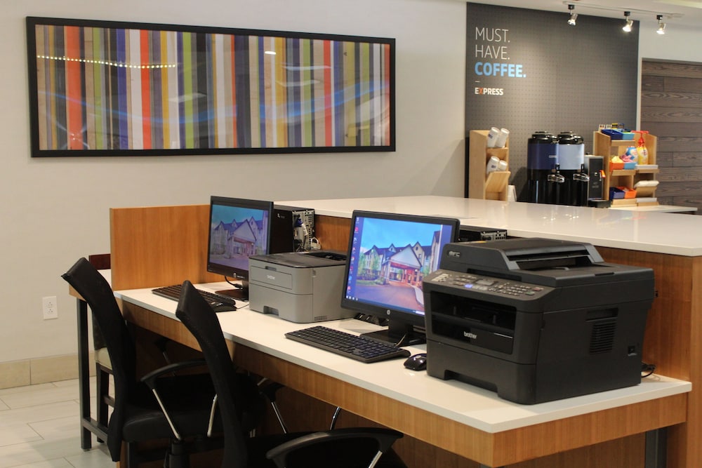 Holiday Inn Express Hotel And Suites Bradley Airport 66/74