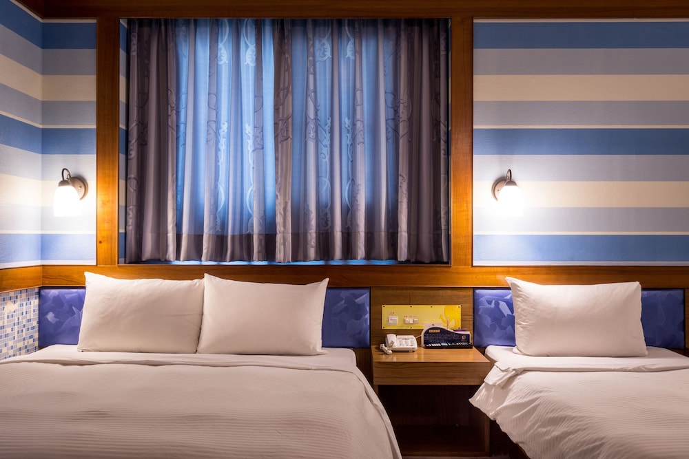 Golden Phoenix Hotel 13/43