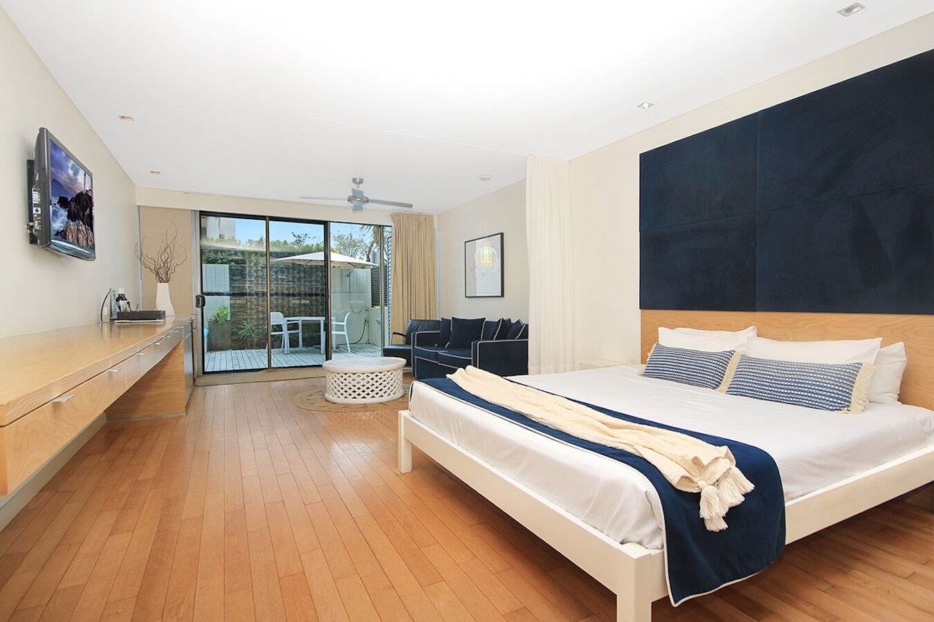 Waves, Suite, King Bed, Sofa