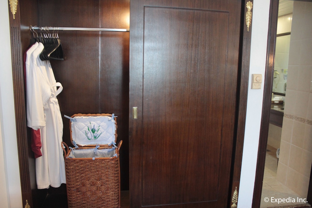 Fort Ilocandia Resort Hotel 4/50