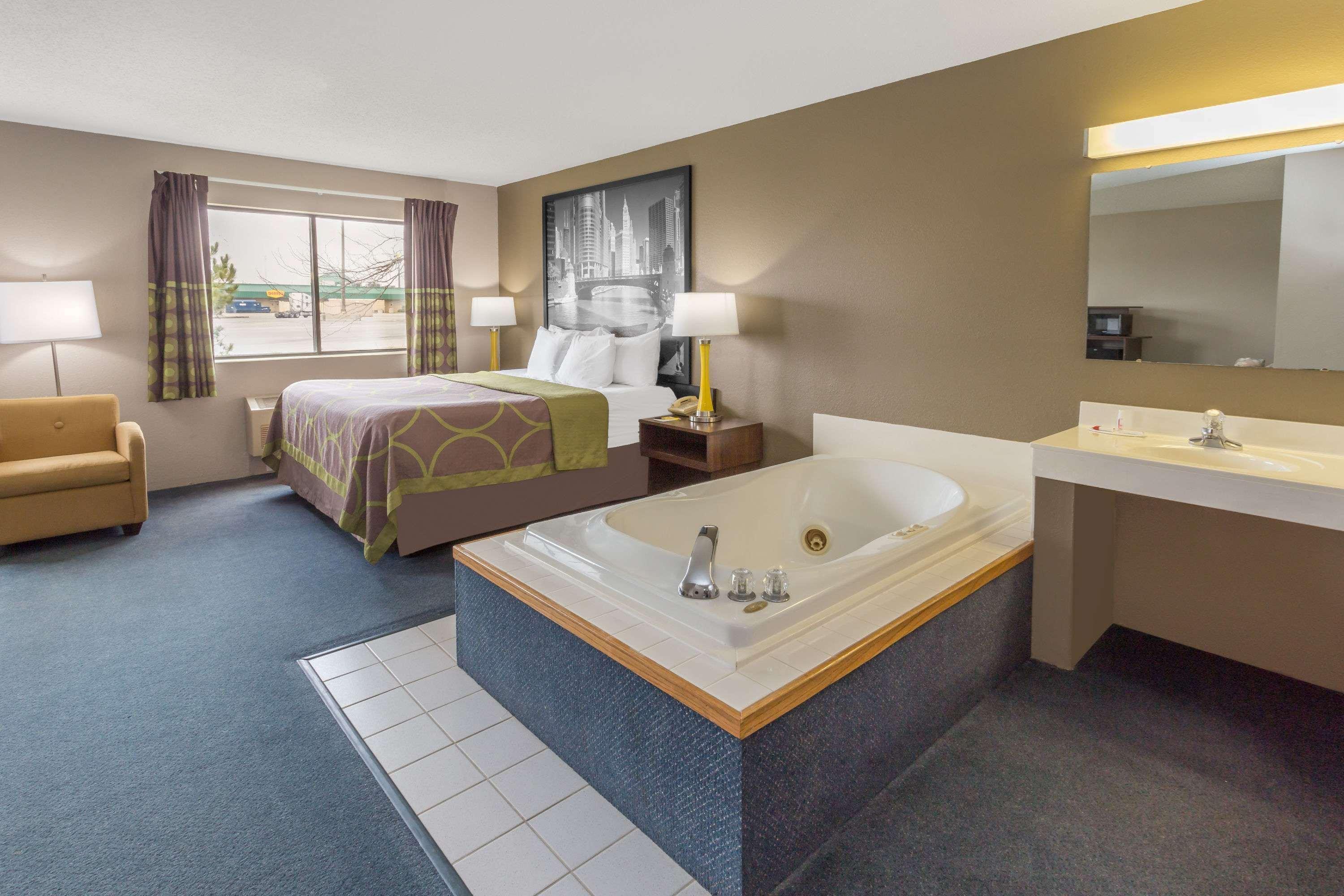 Super 8 by Wyndham Hebron Lowell Area 16/16