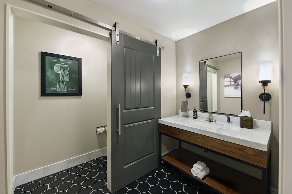 Oxford Suites Paso Robles 52/54