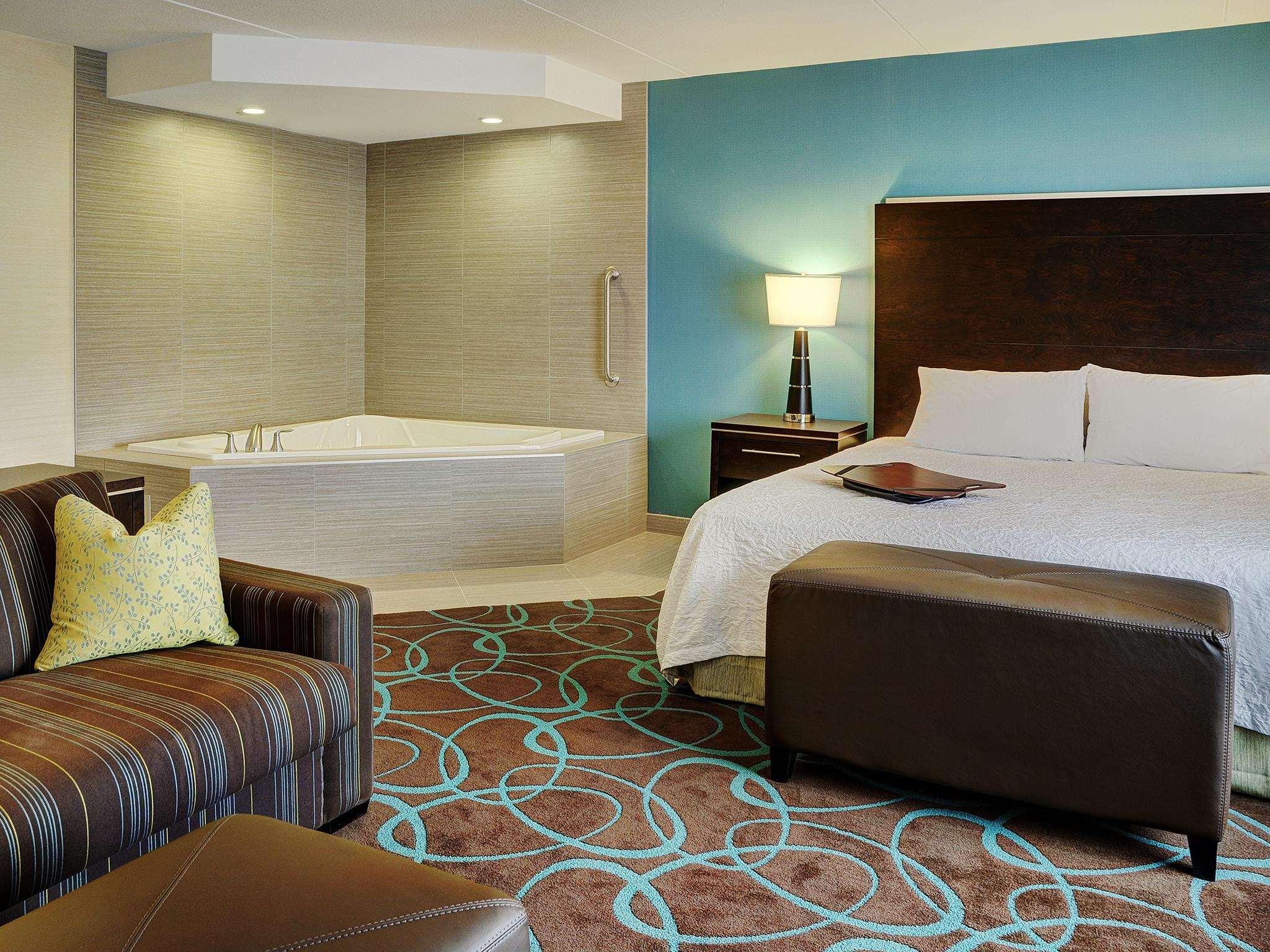 STUDIO, SUITE, KING BED, JETTED TUB