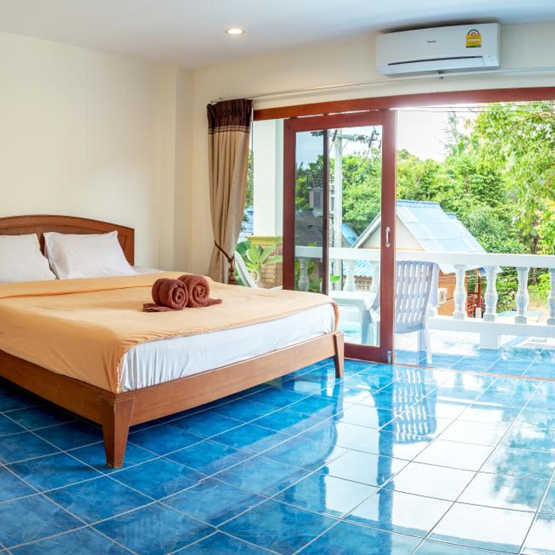 Hugs Guesthouse And Hostel 2/16