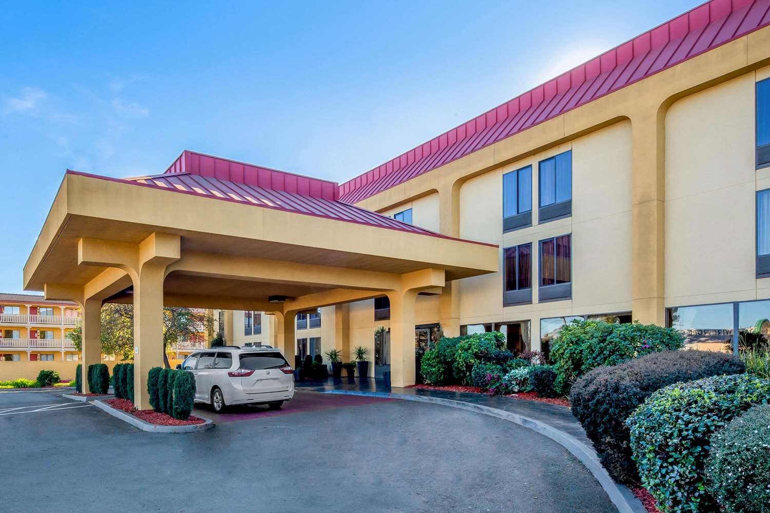 La Quinta Inn and Suites by Wyndham Oakland Airport Coliseum image