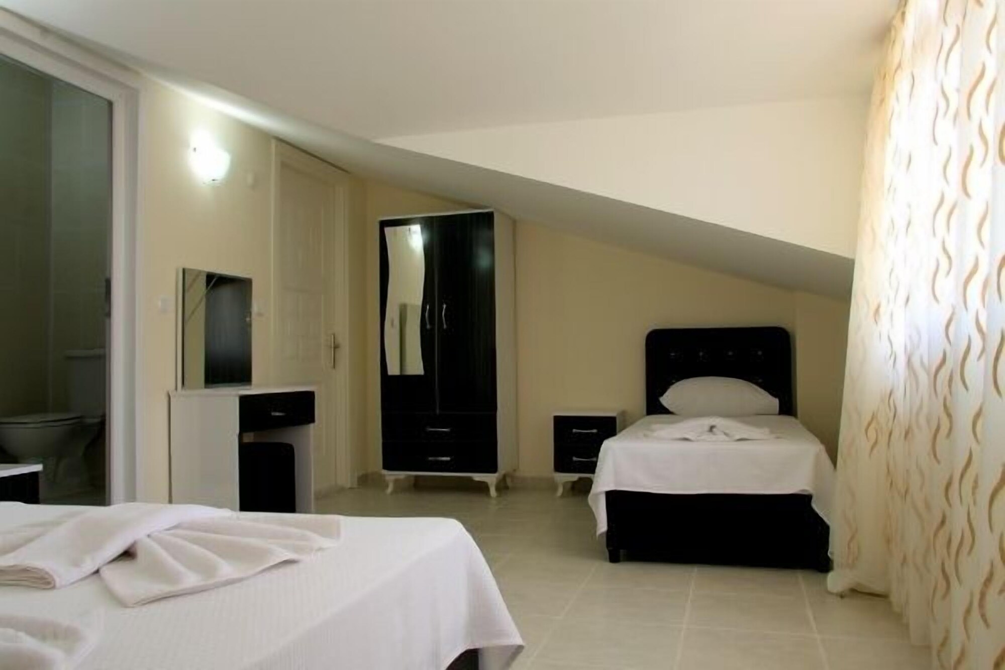CLASSIC, TRIPLE, MULTIPLE BEDS, GARDEN VIEW