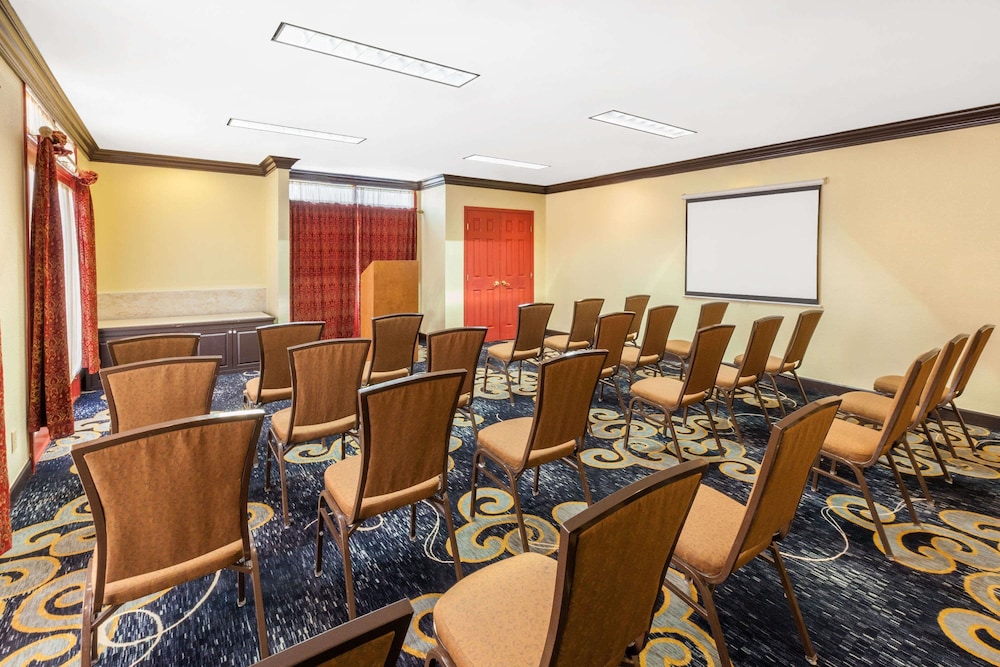 Affordable Suites of America Detroit-Warren (Ex Hawthorn Suites By Wyndham) 35/50