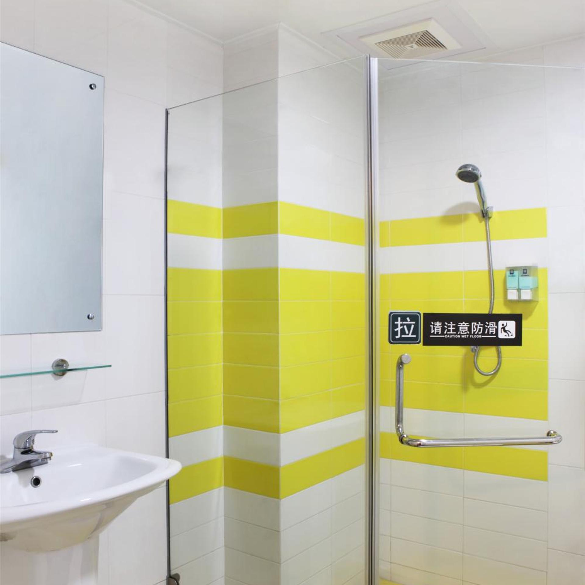 7 Days Inn (Beijing Liujiayao Metro Station) 48/50