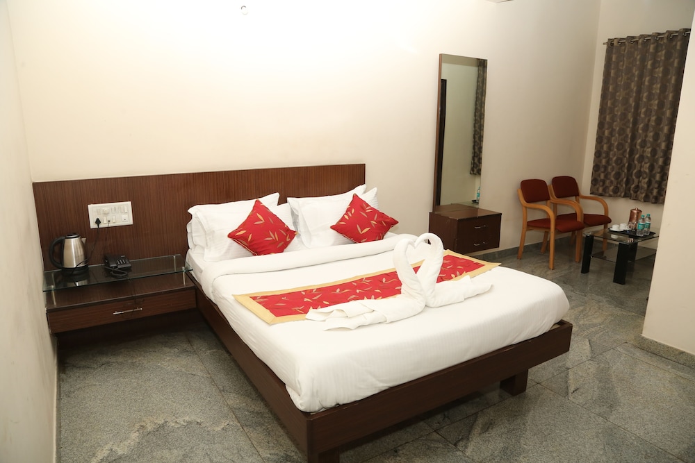Soundarya Hotel 12/38