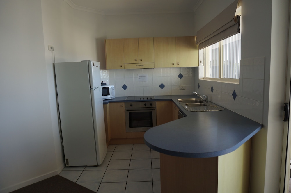 MOORINGS BEACH RESORT 30/77