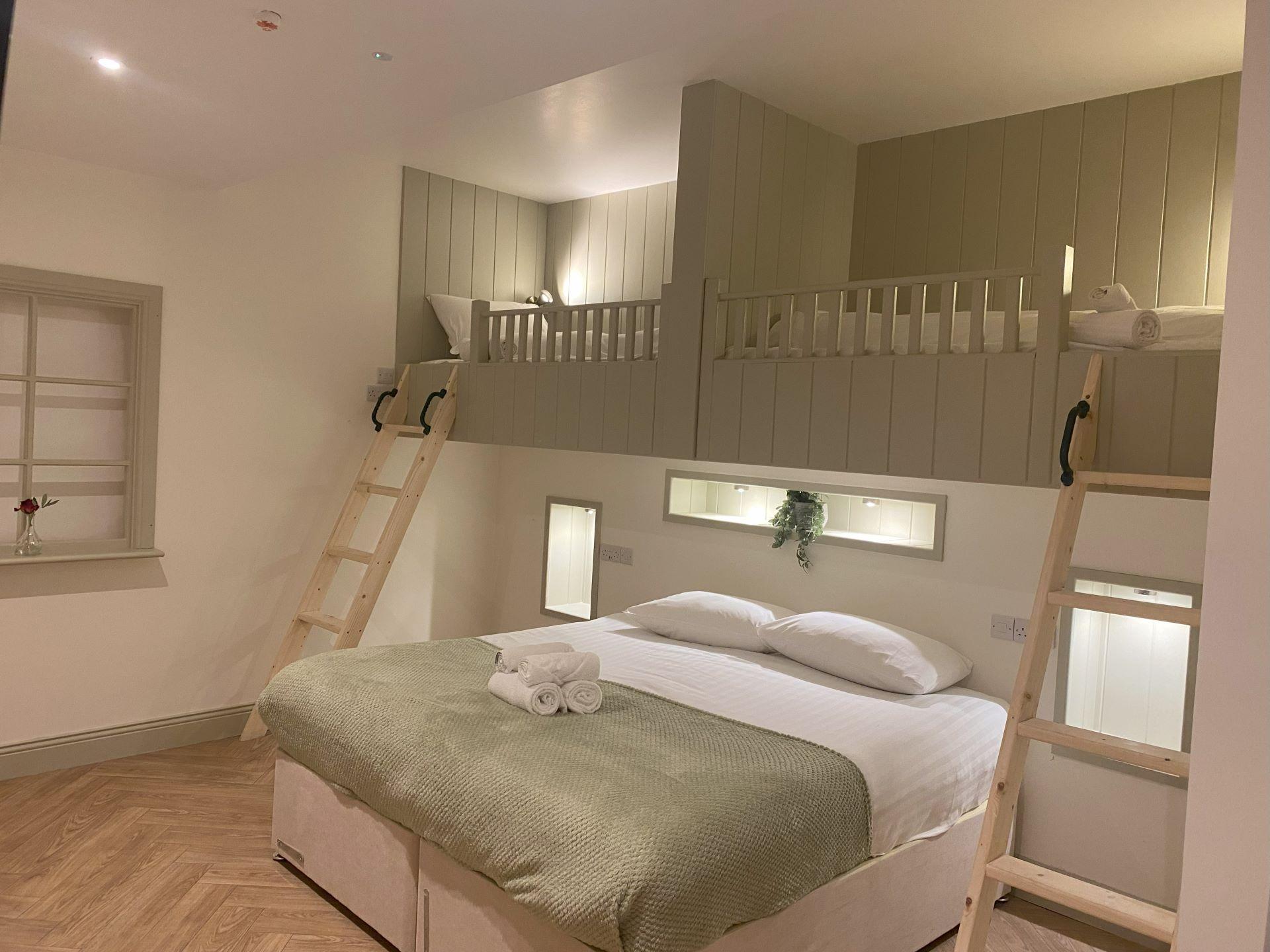 Room, Quadruple
