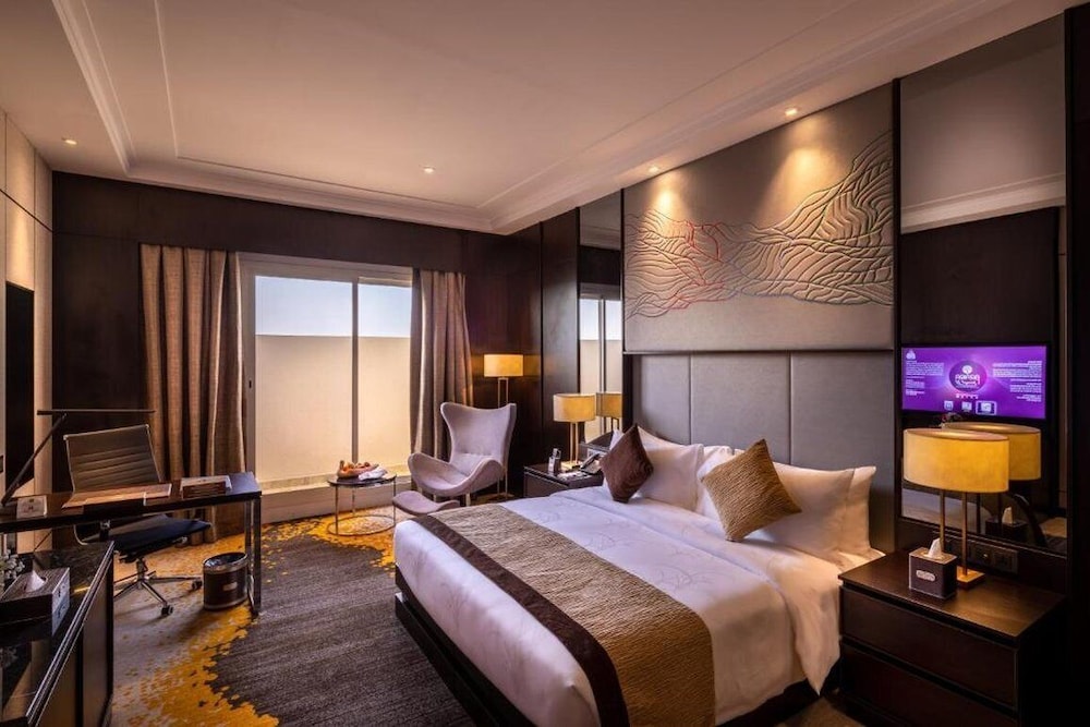 EXECUTIVE, SUITE