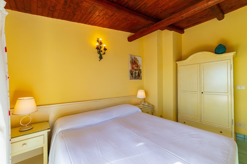 Mendolia Beach Hotel 11/47