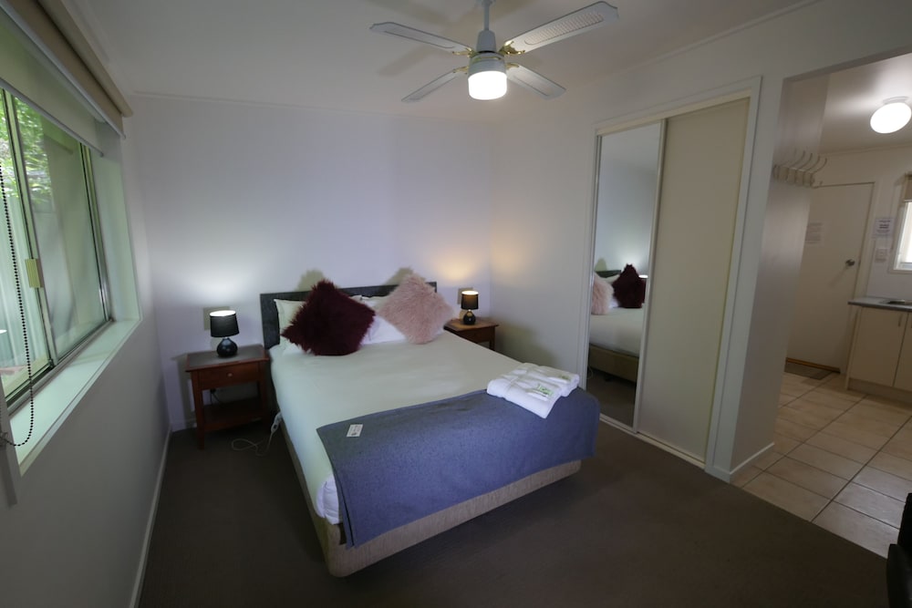 Adina Lodge Holiday Units 11/71