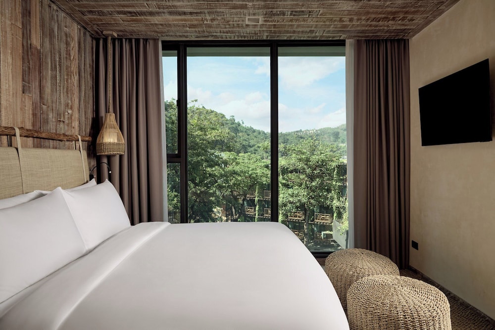 1 Bedroom, Suite, King Bed, Pool View