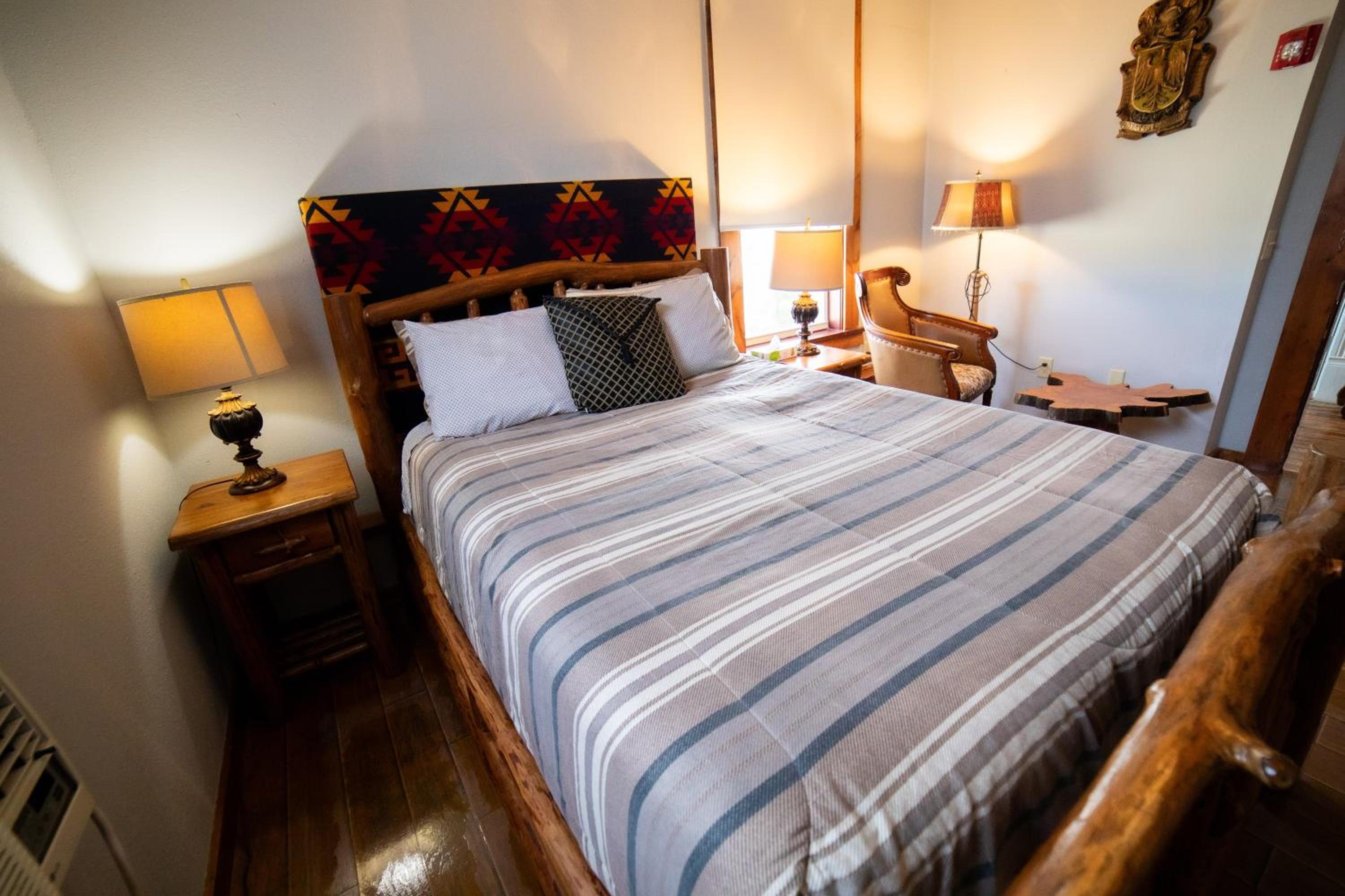 Premium, Cabin, Queen Bed, Oak Tree Hotel 2/10