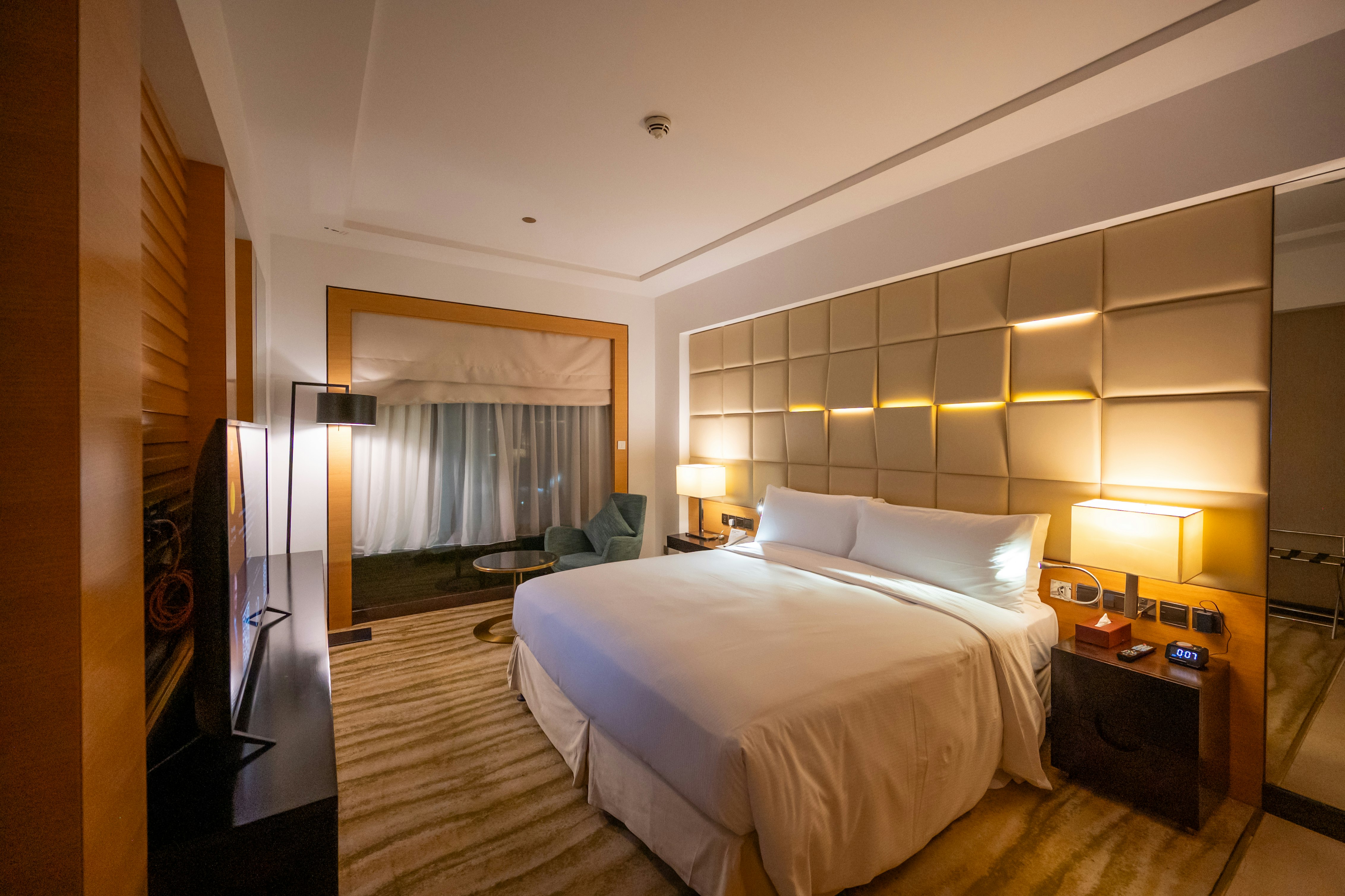 GUEST ROOM, KING BED