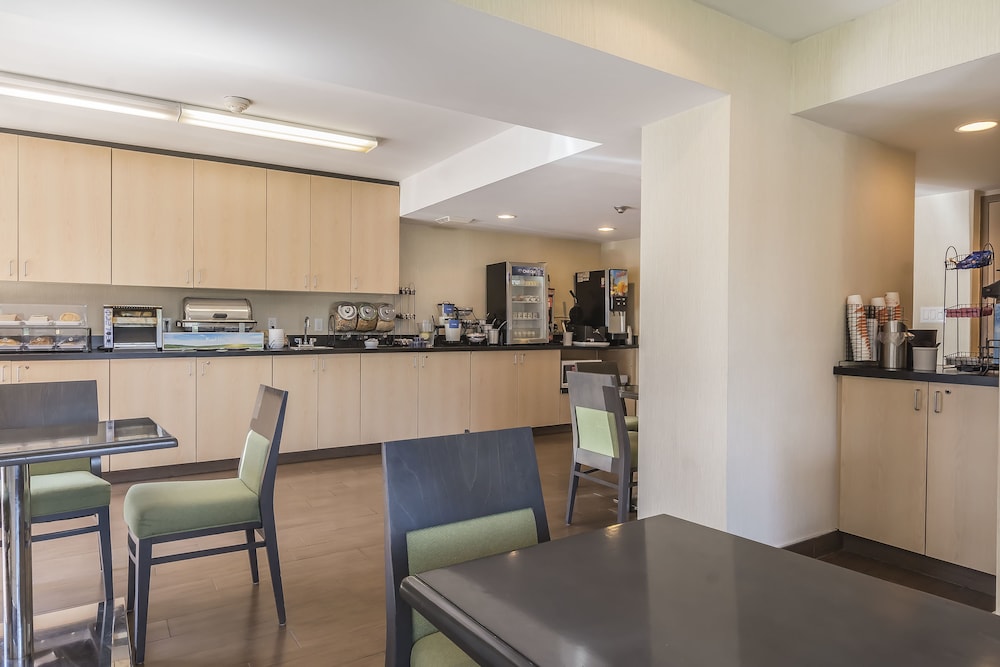 Ramada by Wyndham Kingston 30/50