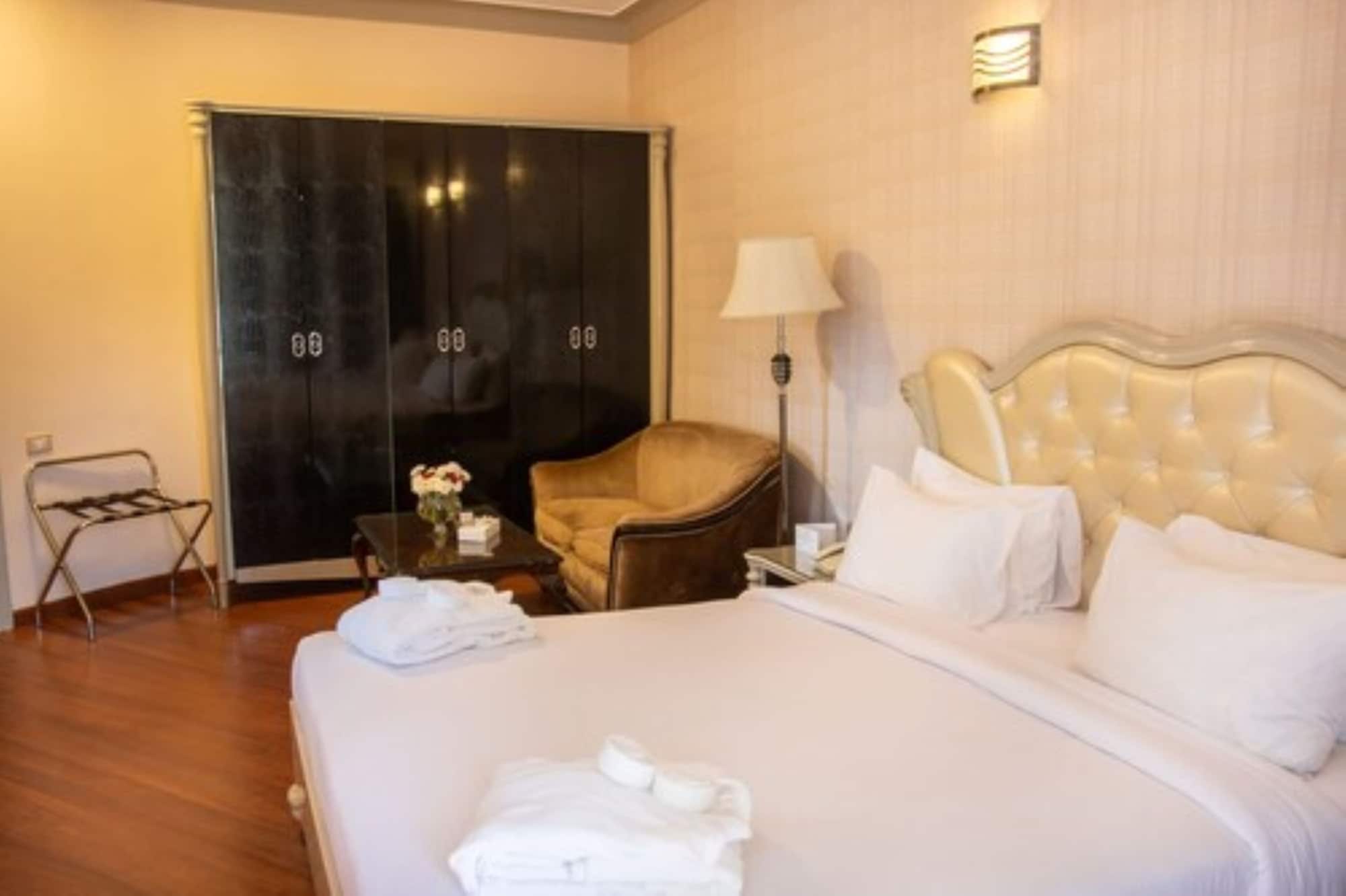 Deluxe, King Bed, Pool Front, Ground Floor