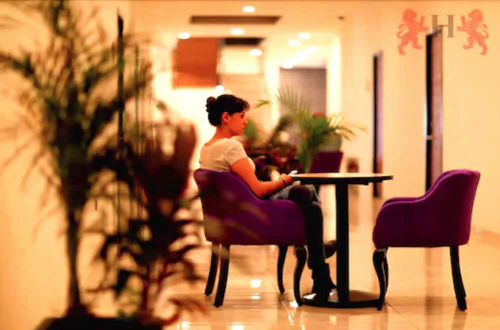 Hotel Leones 32/37