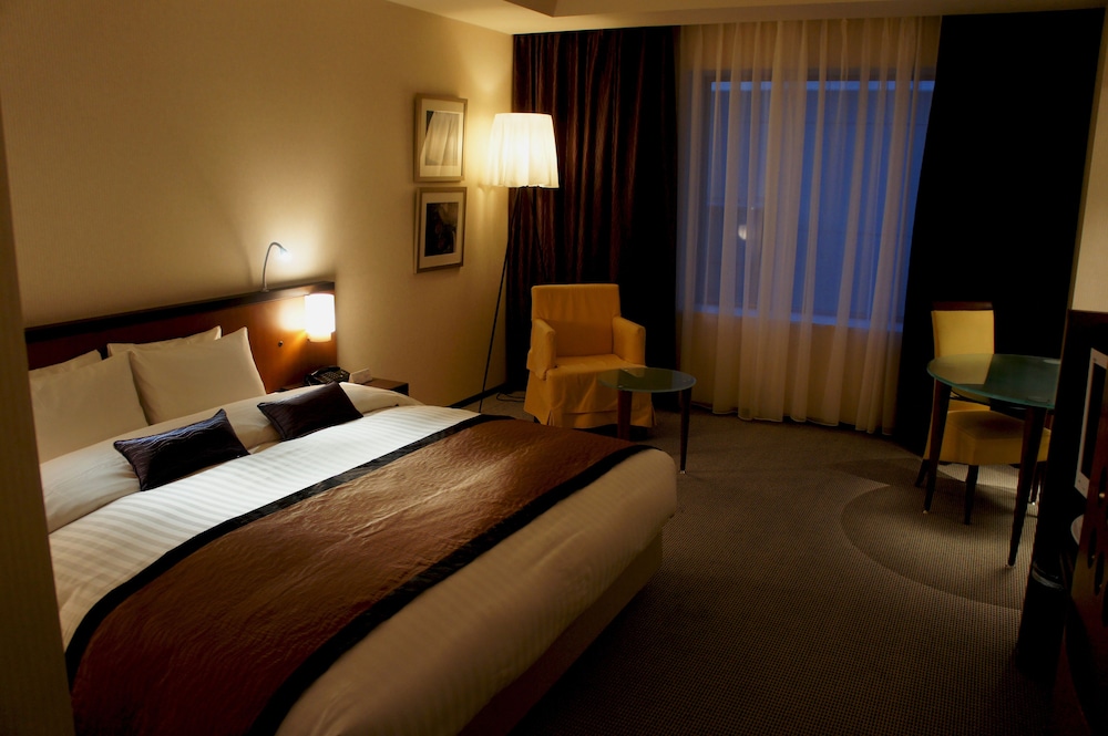 MODERN, KING BED